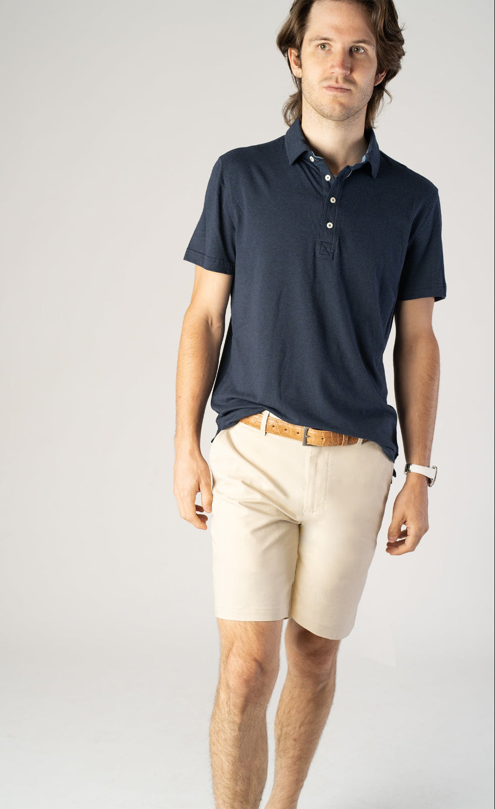 Man wearing stone Fletch 7.5-inch performance shorts